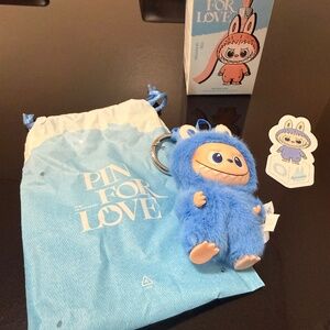 Labubu pin for love